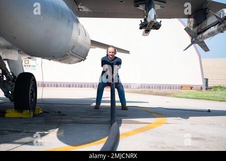 Airman 1. Class Maggie Bennett, 8. Logistics Readiness Squadron Fuel Distribution Operator, zieht eine Kraftstoffschlauchleitung zu einem F-16 Fighting Falcon am Luftwaffenstützpunkt Kunsan, Republik Korea, 26. August 2022. Der Schlauch ermöglicht es Kraftstoffbetreibern, ein Flugzeug an ihren geparkten Orten oder direkt vor dem Start zu betanken, um schnell Düsenjets starten zu können. Stockfoto