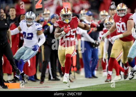 San Francisco, USA. 22. Januar 2023. Der Elijah Mitchell (25) aus San Francisco (49ers m) stürzt sich gegen die Dallas Cowboys im vierten Quartal eines NFC-Playoff-Spiels im Levi's Stadium in Santa Clara, Kalifornien, am Sonntag, den 22. Januar 2023. (Foto: Ray Chavez/Bay Area News Group/TNS/Sipa USA) Guthaben: SIPA USA/Alamy Live News Stockfoto