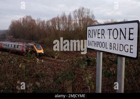 Landezug nähert sich Taunton am River Tone, Bathpool Bridge, Bathpool, Taunton, Somerset, England, Vereinigtes Königreich Stockfoto