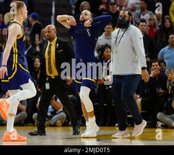 San Francisco, Usa. 25. Januar 2023. Golden State Warriors Guard Stephen Curry (30) verlässt das Spielfeld, nachdem er am Mittwoch, den 25. Januar 2023, während eines Spiels gegen die Memphis Grizzlies im Chase Center in San Francisco abgeworfen wurde. (Foto: Nhat V. Meyer/Bay Area News Group/TNS/Sipa USA) Guthaben: SIPA USA/Alamy Live News Stockfoto