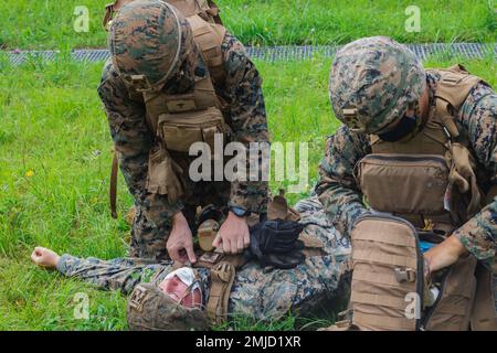 USA Navy Hospital Corpsman Chad Hearn (links), und Hospital Corpsman 3. Klasse Jonathan Vue (rechts), mit 3D Bataillon, 12. Marines führen taktische Kampfnotfallversorgung als Teil einer medizinischen Evakuierungsprobe während des Trainingsprogramms für Artillerie 22,2 im Combined Arms Training Center Camp Fuji, Japan, 26. August 2022. ARTP ist eine Übung zur Stärkung der Verteidigung Japans und der Allianz zwischen den USA und Japan als Eckpfeiler des Friedens und der Sicherheit in der Region Indo-Pacific. Hearn stammt aus Stuart, Florida. Vue stammt aus Appleton, Wisconsin. Stockfoto