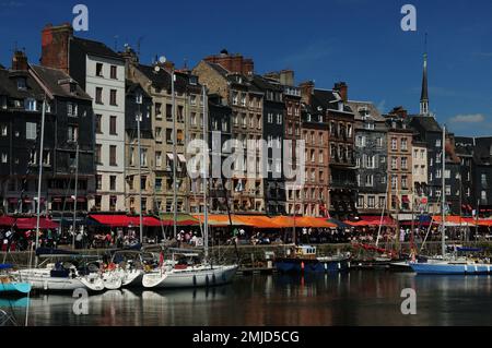 Geschäftiger Quay im alten historischen Hafen von Honfleur in der Normandie Frankreichs an Einem wunderschönen sonnigen Sommertag mit klarem blauen Himmel Stockfoto