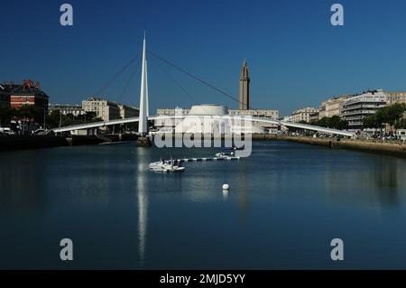 Blick auf das Dock of Commerce in Le Havre in der Normandie Frankreich an Einem wunderschönen sonnigen Sommertag mit klarem blauen Himmel Stockfoto