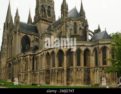 Seitlicher Blick Auf Die Kathedrale Von Bayeux In Der Normandie Frankreichs An Einem Bedeckten Sommertag Stockfoto