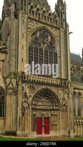 Vorderansicht Der Kathedrale Von Bayeux In Der Normandie Frankreichs An Einem Bedeckten Sommertag Stockfoto