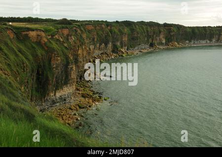 Berühmte Landschaft am Pointe Du Hoc Place des WW 2 in der Normandie Frankreichs an einem bedeckten Sommertag Stockfoto