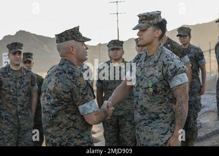 USA Marinekorps Oberst Christopher Haar, kommandierender Offizier der Combat Logistics Regiment 3, 3. Marine Logistics Group, Left, verleiht CPL. Jovanny Ramirez, Techniker für elektrische Anlagen, auch mit CLR 3, 3. MLG, einer Navy and Marine Corps Achievement Medal, während der Übung Maltese Dragon, Im Marine Corps Air Ground Combat Center, Twentynine Palms, Kalifornien, 25. August 2022. Übung Maltese Dragon ist eine Übung, die von der Marine Corps Logistics Operation Group veranstaltet wird, bei der Logistikmitarbeiter in einem Übungsumfeld trainieren, in dem sie verschiedene Kampfoperationen C durchlaufen Stockfoto