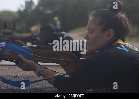 Jungferninseln Nationalgarde, 1. LT. Robin Saila, Joint Force Hauptquartier, Zeros A 22. Kaliber-Waffe während des Biathlon-Trainings in Camp Ripley, Minnesota, 26. August 2022. DIE Soldaten DER NATIONALGARDE VING und Minnesota trainieren für den kommenden Biathlon-Wettbewerb 2023. (Fotos von U.S. Geburtsdatum: 21.10.1956 Stockfoto