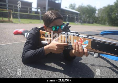 Jungferninseln Nationalgarde, Staff Sgt. Liliana Byrd 73. Armeeband zeros eine 22. Kaliber-Waffe während des Biathlon-Trainings in Camp Ripley, Minnesota, 26. August 2022. VING und die Soldaten der Nationalgarde von Minnesota trainieren für den kommenden Biathlon-Wettbewerb 2023. Stockfoto