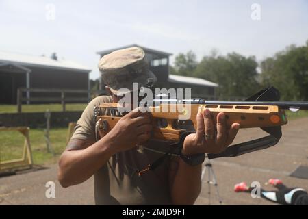 Die Nationalgarde der Jungferninseln, Master Sgt. Fitzroy Tutein, HHC 786, lehrt während des Biathlon-Trainings im Camp Ripley, Minnesota, am 26,2022. August die richtige Waffenkontrolle. VING und die Soldaten der Nationalgarde von Minnesota trainieren für den kommenden Biathlon-Wettbewerb 2023. Stockfoto