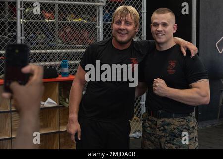 Paddy Pimblett, Left, ein gemischter Kampfkünstler, und die USA Marinekorps Staff Sgt. Zackary Cox, der nicht kommissionierte Offizier, der für die Wasserüberlebensabteilung zuständig ist, mit Instructional Training Company, Hauptquartier- und Service-Bataillon, Marinekorps rekrutieren Depot San Diego Support-Bataillon, Posiert für ein Foto nach einem Martial Arts Program Workout des Marine Corps im 9. Communications Battalion Dojo im Marine Corps Base Camp Pendleton, Kalifornien, 26. August 2022. Pimblett tritt in der Sparte Lightweight bei der Ultimate Fighting Championship an und besuchte Camp Pendleton, um mit Th zu trainieren Stockfoto
