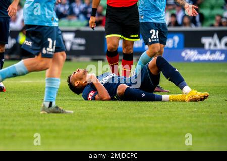 Melbourne, Australien. 26. Januar 2023 Nishan Vellupillay von Melbourne Victory liegt auf dem Boden, nachdem er von einem Spieler des FC Sydney beschmutzt wurde. Kredit: James Forrester/Alamy Live News Stockfoto