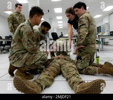 USA Air Force Airmen wurde dem 319. Reconnaissance Wing zusammen mit einem medizinischen Fachmann der University of North Dakota School of Medicine and Health Sciences Simulation Center zugewiesen und praktizierte Stabilisierungstechniken während einer medizinischen Trainingsübung am 26. August 2022 am Luftwaffenstützpunkt Grand Forks, North Dakota. Während dieser Trainingsveranstaltung wechselten Flugzeuge durch drei Trainingsstationen mit simulierten medizinischen Notfallszenarien. Stockfoto