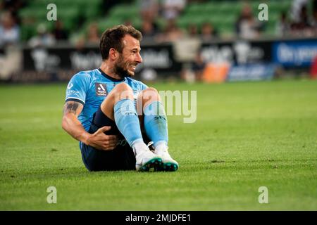 Melbourne, Australien. 26. Januar 2023 Adam Le Fondre vom FC Sydney greift sich nach einer Herausforderung seine Oberschenkelmuskulatur. Kredit: James Forrester/Alamy Live News Stockfoto