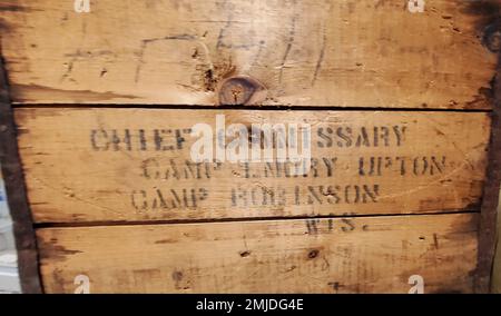 Am 26. August 2022 im Fort McCoy History Center im historischen Gedenkbereich von Fort McCoy, Wisconsin, wird eine mehr als ein Jahrhundert alte Holzkiste gezeigt. Die Kiste wurde Fort McCoy gespendet von Alan McCoy aus Sparta, Wisconsin, dem Enkel von Major Robert Bruce McCoy, nach dem Fort McCoy benannt ist. Die Kiste, die einst Schmalzeimer trug, geht zurück in die Zeit von Camp Emery Upton und Camp Robinson in Wisconsin um 1910. Stockfoto