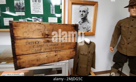 Am 26. August 2022 im Fort McCoy History Center im historischen Gedenkbereich von Fort McCoy, Wisconsin, wird eine mehr als ein Jahrhundert alte Holzkiste gezeigt. Die Kiste wurde Fort McCoy gespendet von Alan McCoy aus Sparta, Wisconsin, dem Enkel von Major Robert Bruce McCoy, nach dem Fort McCoy benannt ist. Die Kiste, die einst Schmalzeimer trug, geht zurück in die Zeit von Camp Emery Upton und Camp Robinson in Wisconsin um 1910. Stockfoto