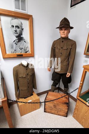 Am 26. August 2022 im Fort McCoy History Center im historischen Gedenkbereich von Fort McCoy, Wisconsin, wird eine mehr als ein Jahrhundert alte Holzkiste gezeigt. Die Kiste wurde Fort McCoy gespendet von Alan McCoy aus Sparta, Wisconsin, dem Enkel von Major Robert Bruce McCoy, nach dem Fort McCoy benannt ist. Die Kiste, die einst Schmalzeimer trug, geht zurück in die Zeit von Camp Emery Upton und Camp Robinson in Wisconsin um 1910. Stockfoto