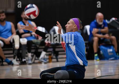 ORLANDO, Florida (27. August 2022) Ein ukrainischer Sportler bedient den Ball während des sitzenden Volleyballspiels gegen Team Air Force bei den DoD Warrior Games 2022. Die Warrior Games bestehen aus über 200 verwundeten, kranken und verletzten Militärangehörigen und Veteranenathleten, die an 12 adaptiven Sportveranstaltungen vom 19. Bis 28. August 2022 im ESPN Wide World of Sports Complex in Orlando, Florida, teilnehmen. Stockfoto