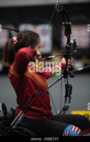 ORLANDO, Florida (27. August 2022) Lance CPL. Annika Hutsler, Team Marine Corps, zieht beim Bogenschießen bei den 2022 DoD Warrior Games am 27. August 2022 ihren Bogen. Die Warrior Games bestehen aus über 200 verwundeten, kranken und verletzten Militärangehörigen und Veteranenathleten, die an 12 adaptiven Sportveranstaltungen vom 19. Bis 28. August 2022 im ESPN Wide World of Sports Complex in Orlando, Florida, teilnehmen. Stockfoto