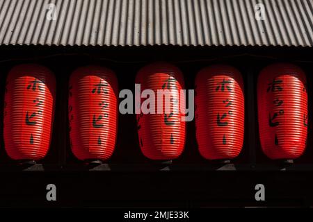 Rote Papierlaternen (genannt Chochin-Laternen) hängen vor einer Bar in Shin Okubo, Tokio, Japan. Stockfoto