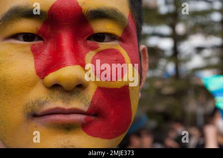 Ein japanischer Mann mit einem radioaktiven Symbol auf seinem Gesicht... ein Anti-Atomenergie-Protest in Koenji, Tokio, Japan. Stockfoto