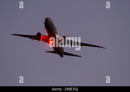 Ein Multimission-Flugzeug der Boeing P8A Poseidon mit der United States Navy Patrol Squadron 45 (VP-45 Pelicans), die in der Nähe des NAF-Atsugi-Luftwaffenstützpunkts fliegt. Japan Stockfoto