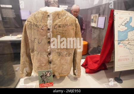 Creve Coeur, Usa. 27. Januar 2023. Ein Besucher des Kaplan Feldman Holocaust Museum bewundert einen Mantel, der am 27. Januar 2023 in Creve Coeur, Missouri, am Internationalen Holocaust-Gedenktag ausgestellt wird. Der internationale Gedenktag gedenkt den Opfern des Holocaust, der zur Ermordung eines Drittels des jüdischen Volkes sowie zahlloser Angehöriger anderer Minderheiten zwischen 1933 und 1945 durch Nazideutschland führte. Foto: Bill Greenblatt/UPI Credit: UPI/Alamy Live News Stockfoto