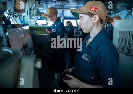 220827-N-ZE328-1006 IONISCHES MEER (27. August 2022) Quartermaster Alora Tompkins aus Ithaca, New York, betreibt das Situationsbewusstsein auf der Brücke des Flugzeugträgers der Nimitz-Klasse USS Harry S. Truman (CVN 75), 27. August 2022. Die Harry S. Truman Carrier Strike Group befindet sich in einem geplanten Einsatz in den USA Marinestreitkräfte Europa Einsatzgebiet, angestellt von den USA Sechste Flotte, die die Interessen der USA, Verbündeten und Partner verteidigt. Stockfoto