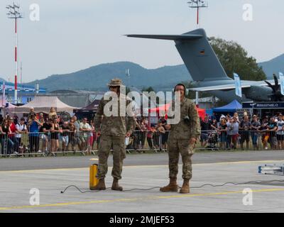 USA Die der 90. Expeditionstruppe zugeteilten Wartungskräfte der Luftwaffe bereiten sich auf die Ankunft der F-22 Raptors beim slowakischen Internationalen Fest am Malacky Air Base, Slowakei, am 27. August 2022 vor. Die Teilnahme des Raptor ist das erste Schauspiel der F-22s auf dem slowakischen Internationalen Flugfest und verstärkt das standhafte Engagement und die Unterstützung der USA für unsere NATO-Alliierten und -Partner. Stockfoto