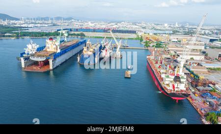Frachtschiff am Trockendock Konzept Wartung Service im Meer arbeiten. Versicherung und Wartung Cargo Ship Konzept. Spedition Serv Stockfoto