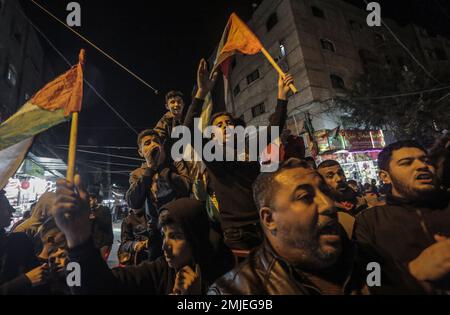 Gaza, Palästina. 27. Januar 2023. Die Palästinenser rufen während der Feierlichkeiten nach Berichten, dass 7 Israelis bei einem Schießangriff in Jerusalem, dem Flüchtlingslager Jabalia im nördlichen Gazastreifen, getötet wurden, Slogans. Ein palästinensischer Schütze eröffnete das Feuer vor der Synagoge Ost-Jerusalem am Freitagabend und tötete sieben Menschen, darunter eine 70-jährige Frau, und verwundete drei weitere, bevor die Polizei auf ihn schoss und ihn tötete, sagten die Beamten. Es war der tödlichste Angriff auf Israelis seit Jahren und erhöhte die Wahrscheinlichkeit eines weiteren Blutvergießens. Kredit: SOPA Images Limited/Alamy Live News Stockfoto