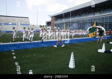 Das Footballteam Cedar Creek tritt während des Bayou-Jambs im Joe Aillet Stadium an der Louisiana Tech University in Ruston, Louisiana, vom 26. Bis 27. August 2022 gegen Evangel an. Der Jamboree begann 2005 und wurde offiziell 2006 als „Bayou jamb“ bezeichnet. Die Aufgabe des Jamboree besteht darin, den Wert der Teilnahme an Mannschaftssportarten in einer gesunden Umgebung für die Herausforderung des Wettbewerbs, die Freude am Sieg, die Realität der Niederlage, die Bedeutung des Engagements und den Geist der Gemeinschaft und der Teamarbeit zu fördern. Stockfoto