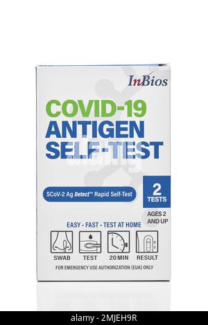 IRVINE, KALIFORNIEN - 27. JANUAR 2023: InBios Covid-19 Antigen-Selbsttest-Kit mit 2 Tests. Stockfoto