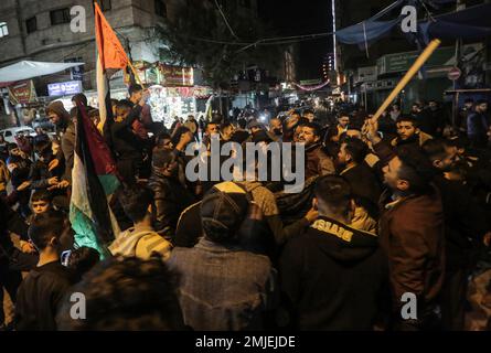 Die Palästinenser rufen während der Feierlichkeiten nach Berichten, dass 7 Israelis bei einem Schießangriff in Jerusalem, dem Flüchtlingslager Jabalia im nördlichen Gazastreifen, getötet wurden, Slogans. Ein palästinensischer Schütze eröffnete das Feuer vor der Synagoge Ost-Jerusalem am Freitagabend und tötete sieben Menschen, darunter eine 70-jährige Frau, und verwundete drei weitere, bevor die Polizei auf ihn schoss und ihn tötete, sagten die Beamten. Es war der tödlichste Angriff auf Israelis seit Jahren und erhöhte die Wahrscheinlichkeit eines weiteren Blutvergießens. (Foto: Mahmoud Issa / SOPA Images / Sipa USA) Stockfoto