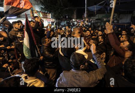 Die Palästinenser rufen während der Feierlichkeiten nach Berichten, dass 7 Israelis bei einem Schießangriff in Jerusalem, dem Flüchtlingslager Jabalia im nördlichen Gazastreifen, getötet wurden, Slogans. Ein palästinensischer Schütze eröffnete das Feuer vor der Synagoge Ost-Jerusalem am Freitagabend und tötete sieben Menschen, darunter eine 70-jährige Frau, und verwundete drei weitere, bevor die Polizei auf ihn schoss und ihn tötete, sagten die Beamten. Es war der tödlichste Angriff auf Israelis seit Jahren und erhöhte die Wahrscheinlichkeit eines weiteren Blutvergießens. (Foto: Mahmoud Issa / SOPA Images / Sipa USA) Stockfoto