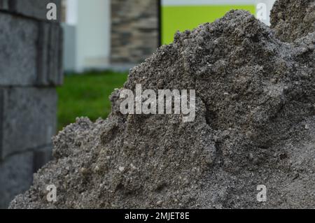 Porträt von grauen Sanddünen als Rohstoff für Gebäude (Wände, Wände, Häuser usw.). Stockfoto
