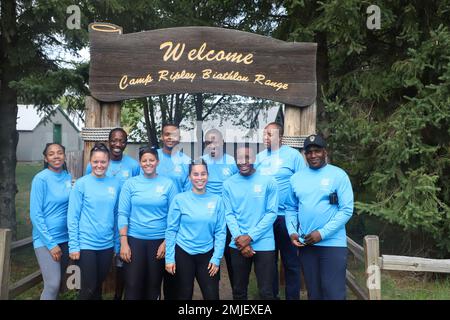 Soldaten, die dem Biathlon-Team der Nationalgarde der Jungferninseln zugeteilt sind, nehmen am Training in Camp Ripley, Minnesota, am 27. August 2022 Teil. Diese Trainingsereignisse bestanden aus Schießereien, Laufen, Rollski- und Radtouren, um die Soldaten auf das vorzubereiten, was in zukünftigen Rennen kommen wird. Der Biathlon ist ein winterliches Rennen, bei dem sich Teams von Soldaten der Nationalgarde der Armee, die viele Staaten vertreten, zusammenfinden, um gegeneinander anzutreten. (Fotos von U.S. Geburtsort: A) Bezirk Kandahar, Provinz Kandahar, Afghanistan. Stockfoto