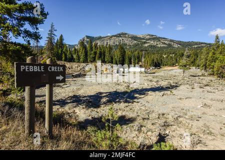 Yellowstone-Nationalpark, Wyoming, USA, Lamar Valley Road wird nach Hochwasserschäden im Juni 2022 wieder geöffnet. Bauarbeiten, Schäden, Wiederaufbau Stockfoto