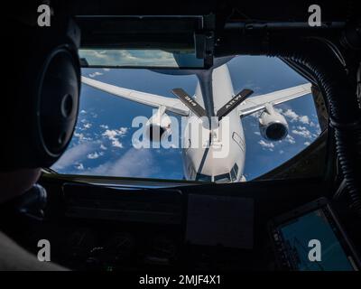 Tech. Sergeant Kevin Foley, ein Boom-Fahrer beim 328.-Tankschwadron, New York, betankt einen US-amerikanischen Navy P-8 Poseidon, mit der Naval Air Station Jacksonville, Florida, 29. August 2022, im Zuständigkeitsbereich des Kommandobereichs Indo-Pazifik. Das Poseidon ist ein mehrmaliges Seepatrouillenflugzeug, das sich auf U-Boot-Kampfhandlungen, oberflächenabwehrende Kriegsführung, Nachrichtendienste, Überwachung und Aufklärung sowie Such- und Rettungsdienste spezialisiert hat. Stockfoto