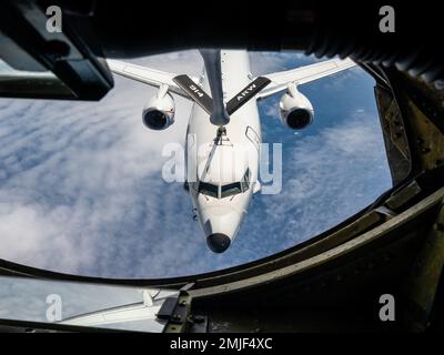 EIN US-AMERIKANISCHER Navy P-8 Poseidon, mit der Naval Air Station Jacksonville, Florida, wird von einem KC-135 Stratotanker mit dem 914. Air Tanken Flügel, New York, 29. August 2022 im Zuständigkeitsbereich des Kommandos Indo-Pacific betankt. Das Poseidon ist ein mehrmaliges Seepatrouillenflugzeug, das sich auf U-Boot-Kampfhandlungen, oberflächenabwehrende Kriegsführung, Nachrichtendienste, Überwachung und Aufklärung sowie Such- und Rettungsdienste spezialisiert hat. Stockfoto