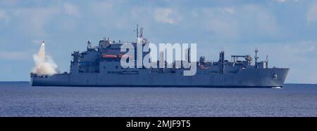 220828-N-UA460-1038 PHILIPPINE SEA (28. August 2022) – das Trockenfracht- und Munitionsschiff der Lewis- und Clark-Klasse USNS Alan Shepard (T-AKE 3) startet ein BQM-177A-Unterschall-Flugziel (SSAT) während einer Übung der Standard Missile (SM) 2 mit dem Arleigh Burke-Class Guided-Missile Destroyer USS Barry (DDG 52) Als Teil von Pacific Vanguard (PV) 22 während des Betriebs in der Philippinischen See, August 28. PV22 ist eine Übung mit Schwerpunkt auf Interoperabilität und fortgeschrittener Ausbildung und Integration der alliierten Seestreitkräfte. Stockfoto