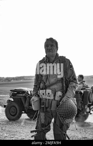 Ein Reenactor in nachgebildeter Militärkleidung, die einst von den USA getragen wurde Soldaten im Zweiten Weltkrieg, bei einer Nachstellung, in Estinnes, Belgien, am 28. August, 2022. Panzer in Town, eine jährliche Gedenkfeier im 21. Jahr, bringt Menschen zusammen, um der Befreiung Belgiens und der historischen Schlacht der Mons Pocket zu gedenken. Stockfoto