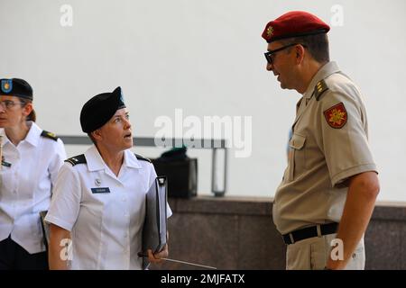 USA Armeeanwärter Cena Duran, Left, Befehlshaber der 1. Infanterie-Division-Band, spricht mit einem litauischen Soldaten über die bevorstehende Aufführung in Vilnius, Litauen, am 28. August 2022. Die Big Red One Band ist unter anderem der 1. Infanterie-Division zugeteilt und tritt stolz zusammen mit NATO-Verbündeten während eines historischen, von den litauischen Streitkräften ausgerichteten Militärtätowierens auf. Stockfoto