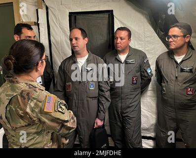 Brigadegeneral Isabel Smith, New York National Guard Director of Joint Staff, steht am 28. August 2022 bei Campo Grande, Brasilien, bei Mitgliedern der brasilianischen Luftwaffe. 155 Mitglieder der New York Air National Guard nahmen an der 5. Jährlichen brasilianischen Joint Exercise TAPIO Teil, die vom 20. Bis 31. August 2022 in Campo Grande, Brasilien, stattfand. Stockfoto