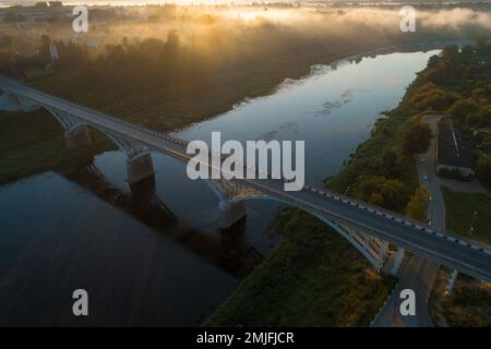 Über die Straßenbrücke über die Wolga, Anfang Juli Morgen. Staritsa. Tver Region, Russland Stockfoto