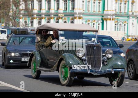 SANKT PETERSBURG, RUSSLAND - 21. MAI 2017: Retro-Auto Ford V8 aus dem 30s. Jahrhundert im Strom des modernen Transports Stockfoto