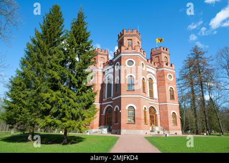 PUSCHKIN, RUSSLAND - 09. MAI 2021: Arsenal-Pavillon im Alexander-Park an einem sonnigen Maitag. Tsarskoye Selo Stockfoto