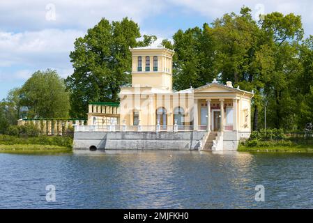 PETRODVORETS, RUSSLAND - 29. MAI 2021: Blick auf den antiken Pavillon der Zaritsyn an einem Tag im Mai. Peterhof Stockfoto