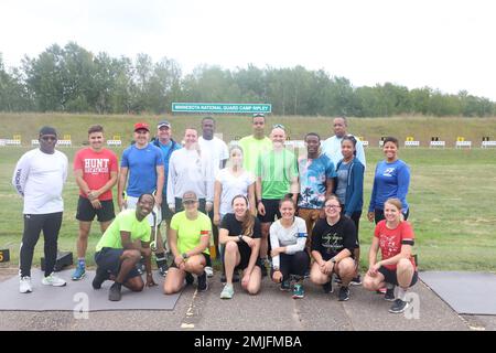 Die Biathlon-Teams der Virgin Islands National Guard und der Minnesota National Guard trainieren für den kommenden Biathlon-Wettkampf 2023 während der Scheinrennen in Camp Ripley, Minnesota, vom 26. Bis 28. August 2022. Diese Trainingsereignisse bestanden aus Schießereien, Laufen, Rollski- und Radtouren, um die Soldaten auf das vorzubereiten, was in zukünftigen Rennen kommen wird. Der Biathlon ist ein winterliches Rennen, bei dem sich Teams von Soldaten der Nationalgarde der Armee, die viele Staaten vertreten, zusammenfinden, um gegeneinander anzutreten. (Fotos von U.S. Geburtsort: A) Bezirk Kandahar, Provinz Kandahar, Afghanistan. Stockfoto