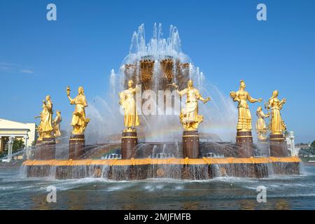 MOSKAU, RUSSLAND - 17. AUGUST 2022: Der berühmte Brunnen „Freundschaft der Völker“ an einem sonnigen Augusttag. Russisches Messezentrum (VDNKh) Stockfoto